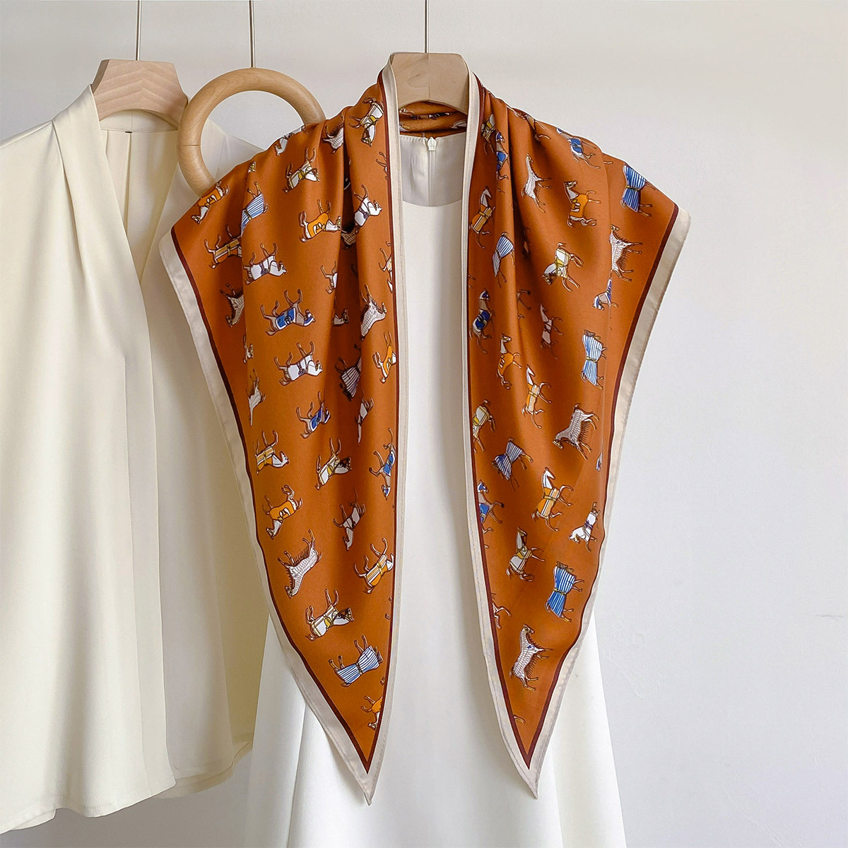 Bandana Multi Way - Pañuelo Triangular de Satén Moderno con
